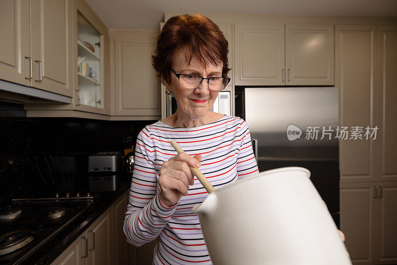 女人做饭时压力很大