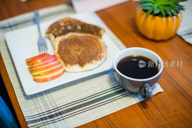 早餐有咖啡和煎饼