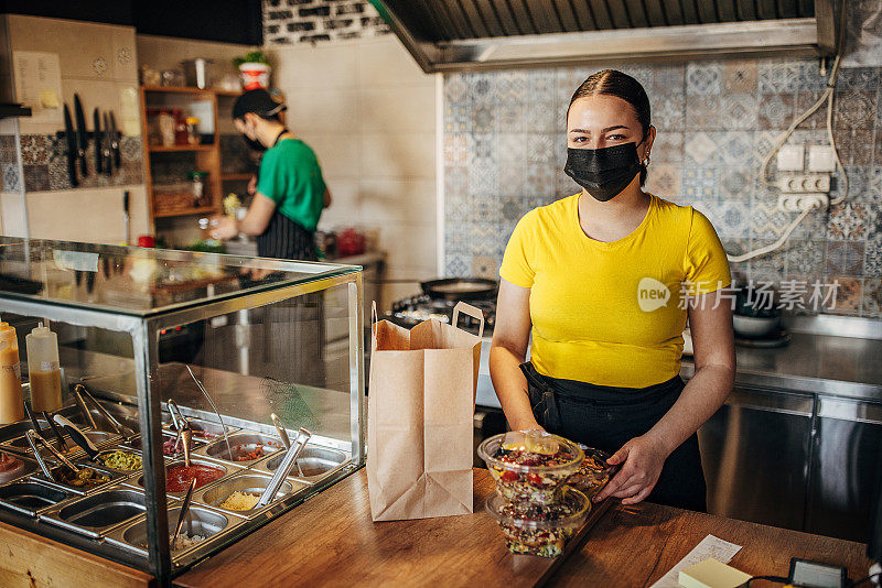 打包沙拉的女厨师