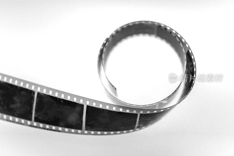 35mm黑白相机胶卷条在白色背景。