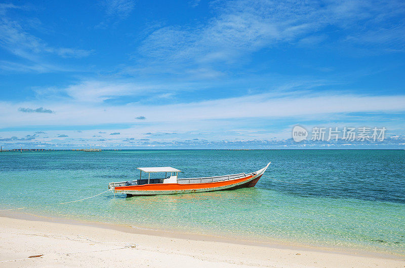 马来西亚沙巴州宁静的海滩和船只