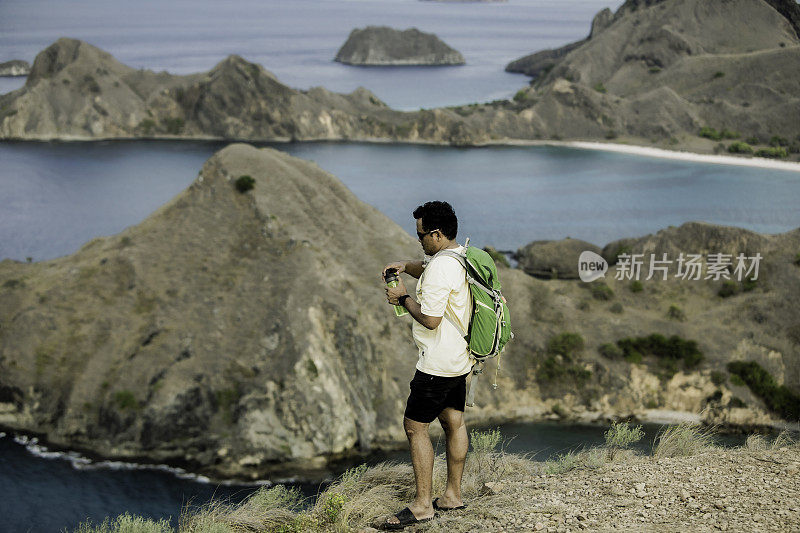 亚洲年轻人旅行和徒步在帕达岛，纳万巴乔，科莫多国家公园