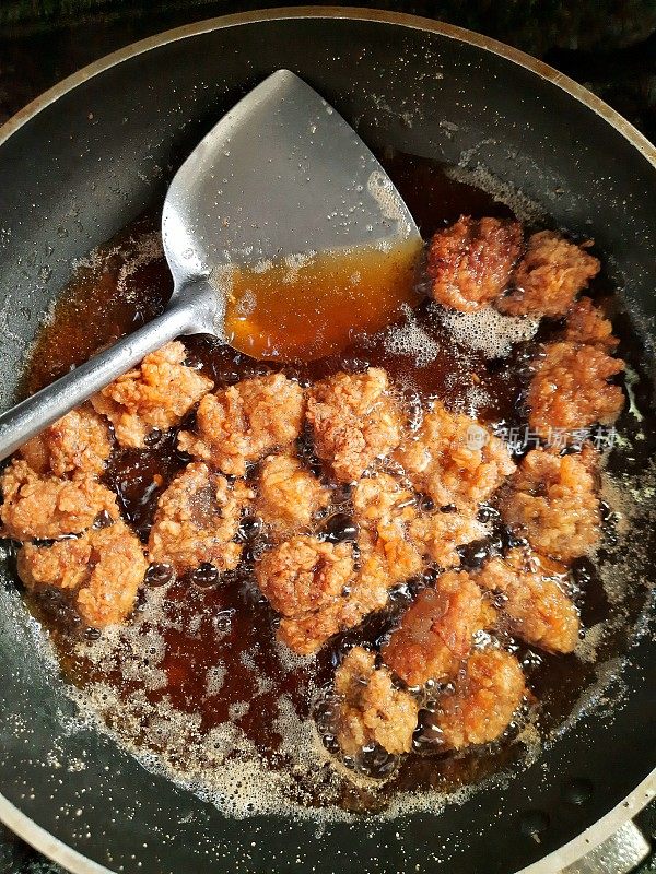 烹饪爆米花鸡在烹饪锅-食物准备。