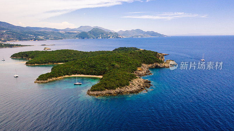 鸟瞰地中海沿岸的美景