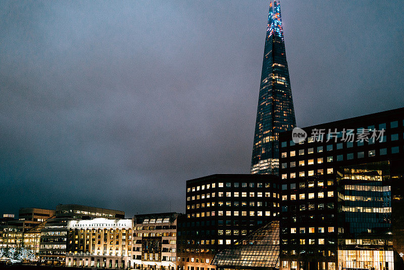 英国伦敦，Shard摩天大楼在夜间发光
