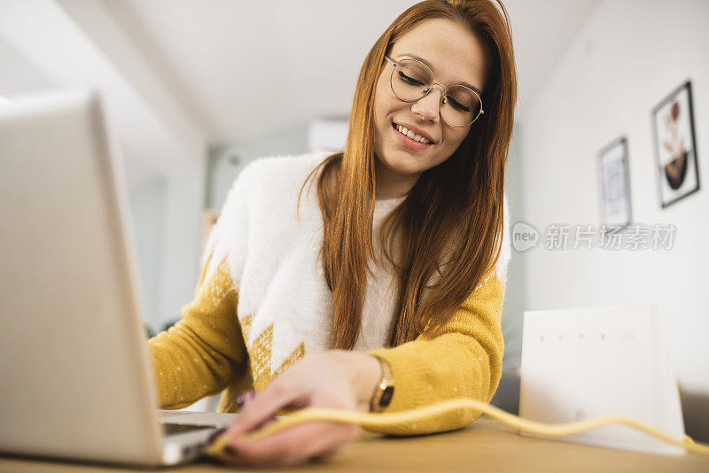 年轻女性在家做自由职业者