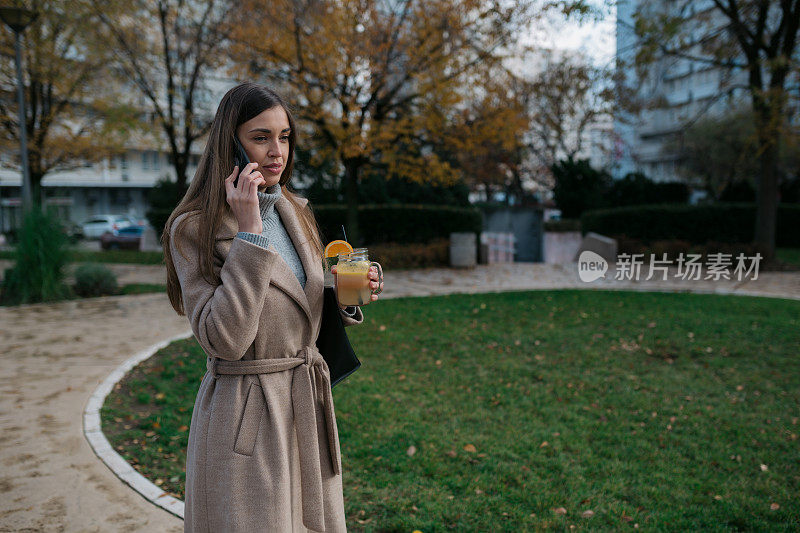 吸引人的年轻白人妇女享受自己在城市