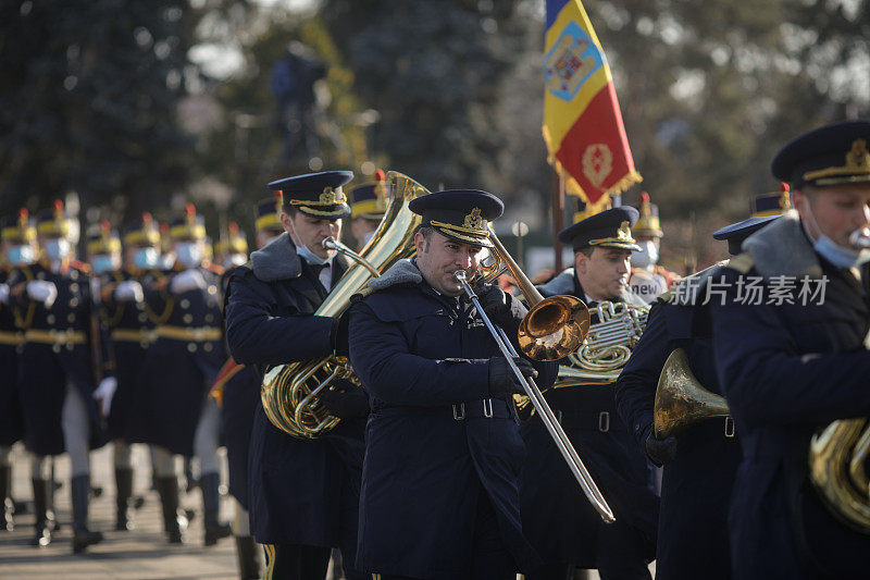 罗马尼亚军乐队在仪式上演奏。