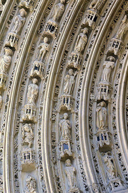 华丽的雕刻小雕像在入口拱门，圣希莱尔教堂，梅勒，法国