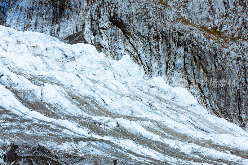 中国云南玉龙雪山上的冰川和岩石挤在一起