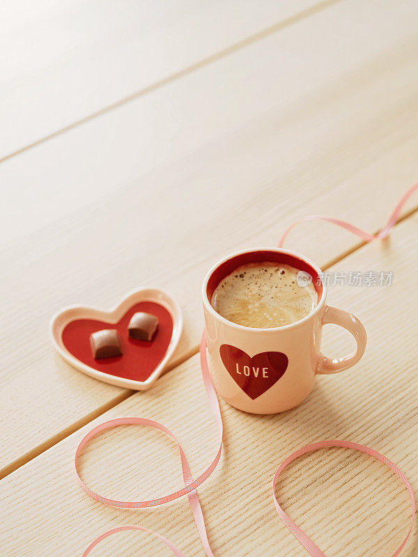 爱咖啡杯和巧克力情人节静物