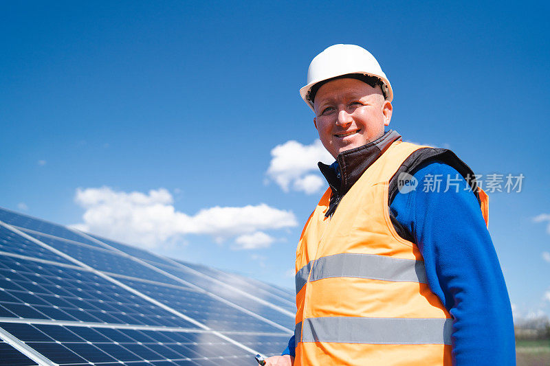 光伏太阳能板背景场的工程师肖像。太阳能电站的技术员。
