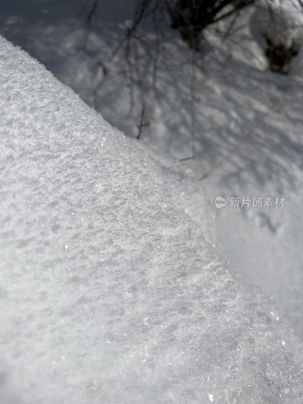 十二月刚下的雪表面的特写。