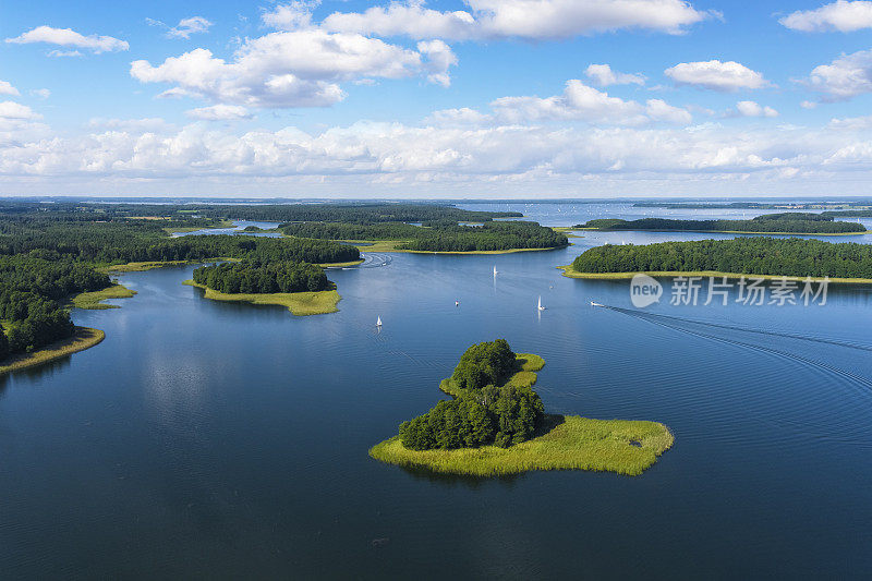 在波兰度假-湖的Kisajno，最美丽的湖泊之一位于马苏里亚，千湖之地