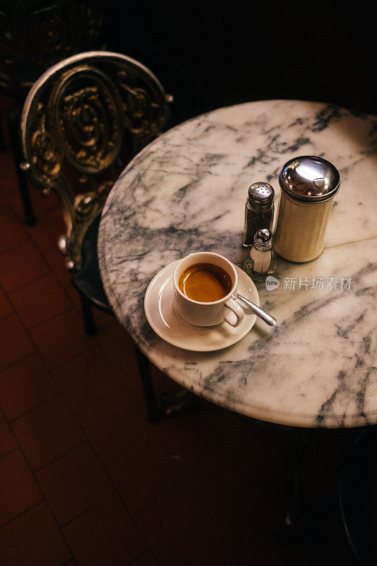 大理石桌子上的一杯浓缩咖啡