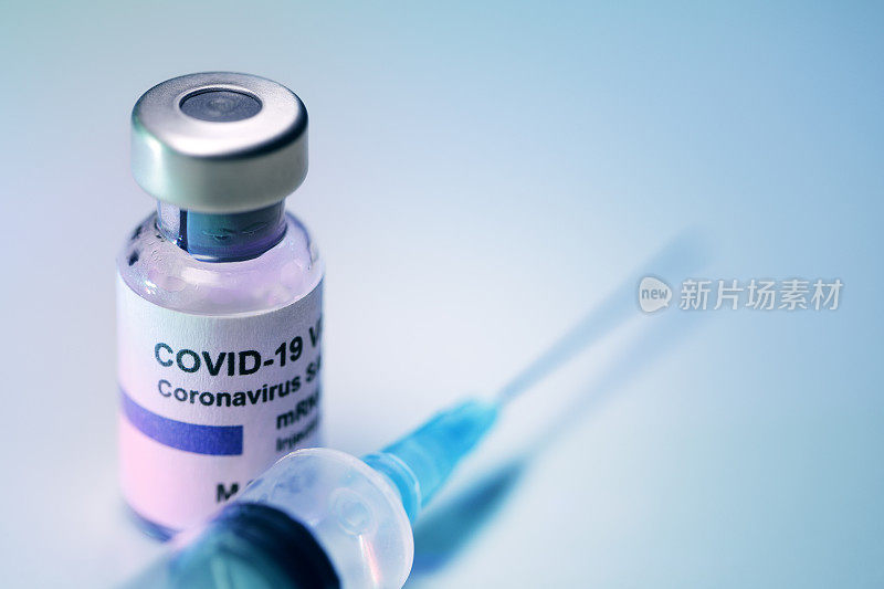 COVID-19疫苗和注射器玻璃瓶