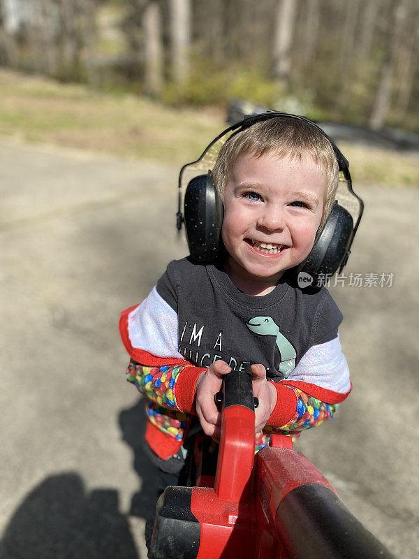 带吹叶机的幼儿