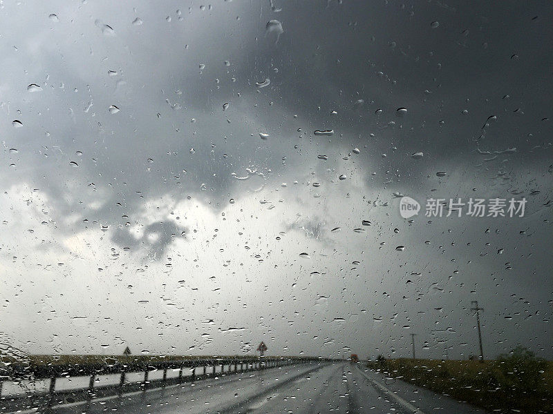 在雨天和恶劣的天气里开车