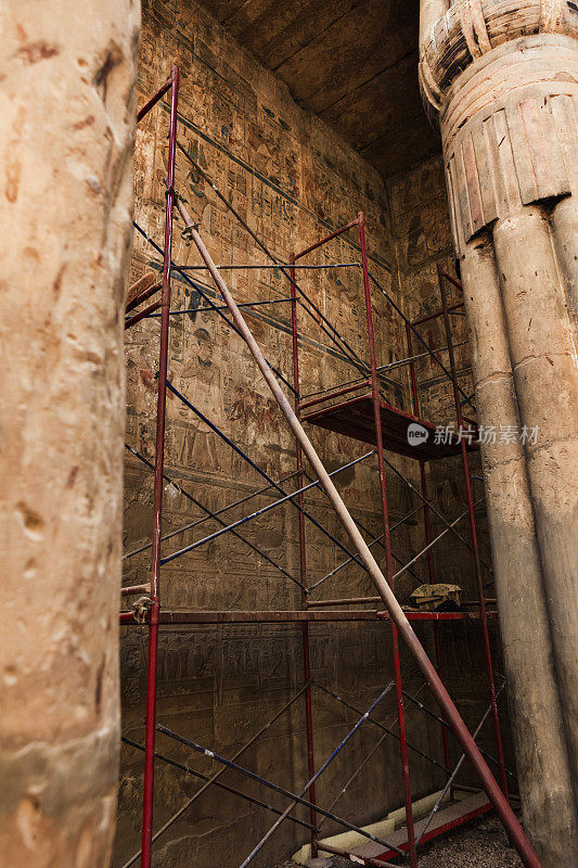 在埃及卢克索的卢克索神庙里，修复亚历山大大帝的神龛