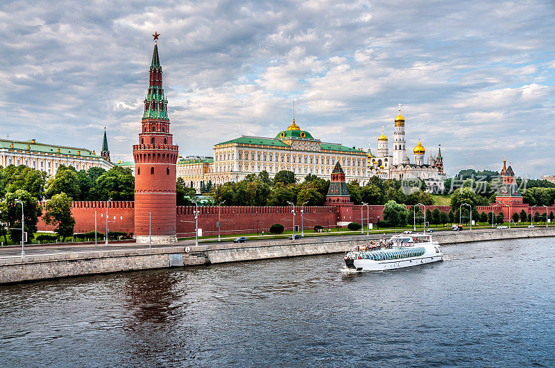 俄罗斯莫斯科，克里姆林宫附近的莫斯科河上的游船