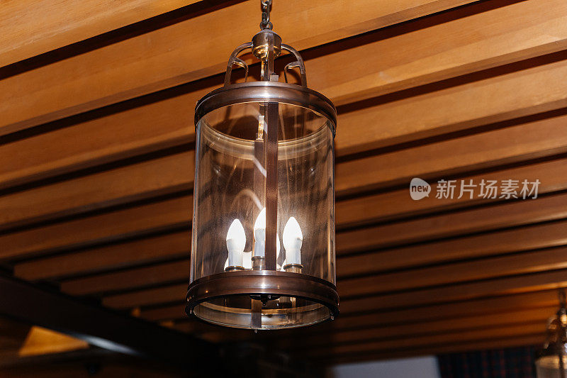 复古风格的吊灯悬挂在木制天花板上