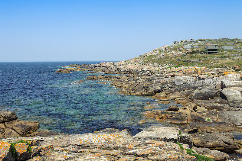 岩石海岸上的灰色建筑