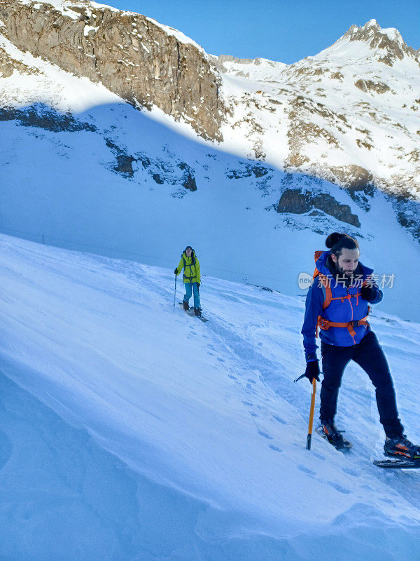 男人和女人在穷乡僻壤穿雪鞋