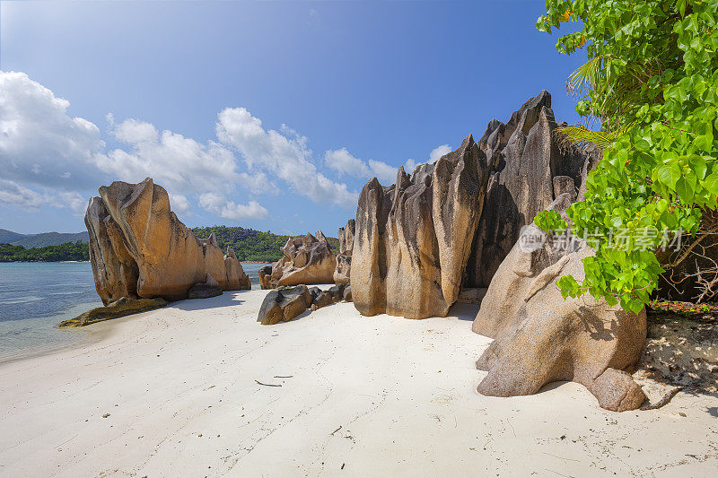 热带海滩在Curieuse岛与典型的花岗岩岩层，花岗岩塞舌尔群岛，在印度洋