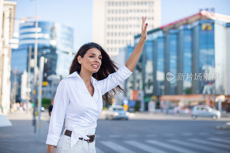 成年女性在叫出租车