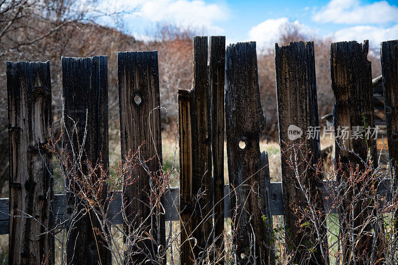 蒙大拿宅基地牧场上100多年的木板栅栏