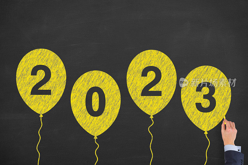 黑板背景上有气球，2023年新年快乐