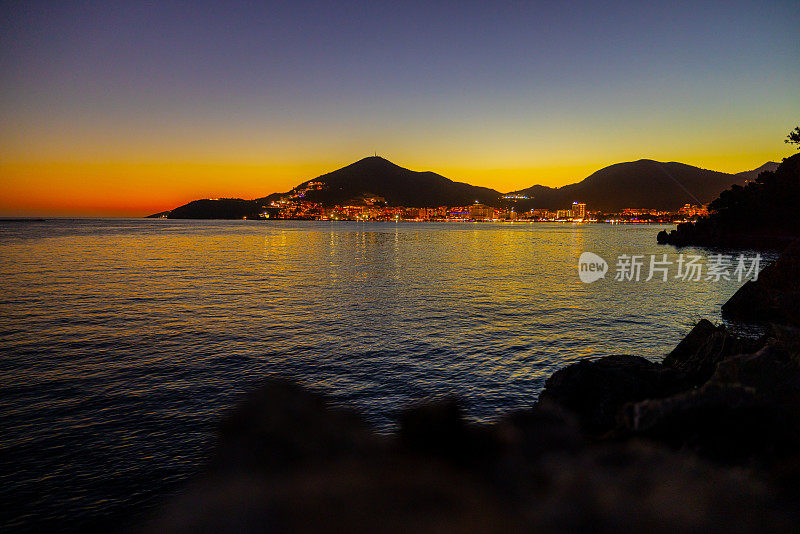 黄昏时分的海滨城市山景