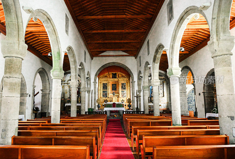 亚速尔群岛格拉西奥萨岛上一座教堂的内部