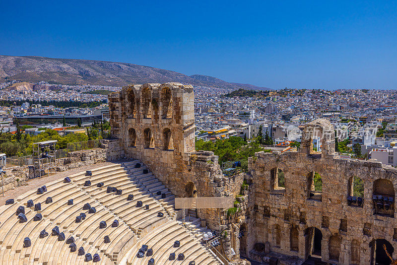 城市中希律斯・阿提库斯古剧院的高空视角