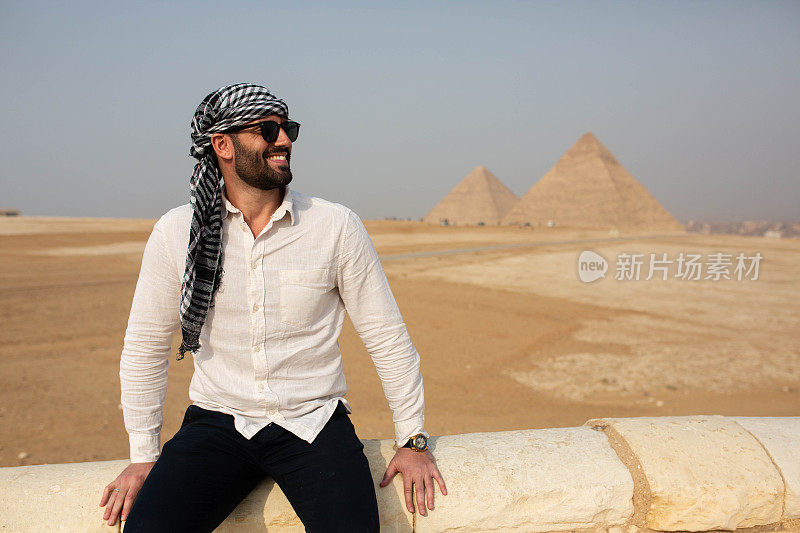 埃及之旅。
正在埃及吉萨金字塔游览的男性游客。