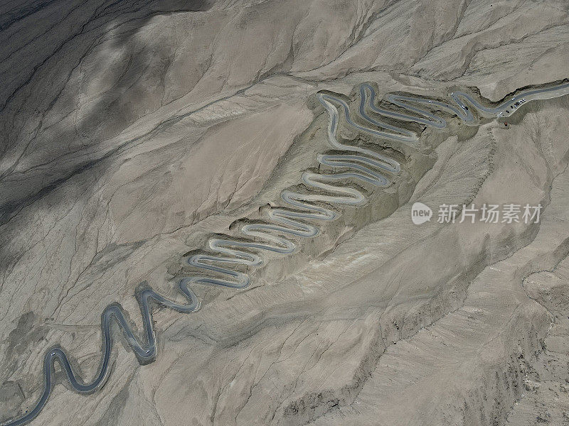 中国新疆帕米尔高原上的曲折道路