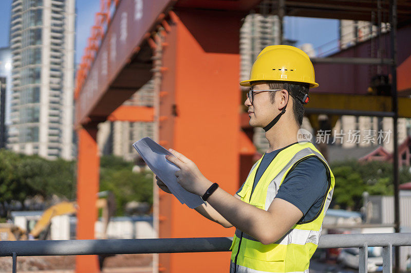 在建筑工地工作的亚洲总承包商