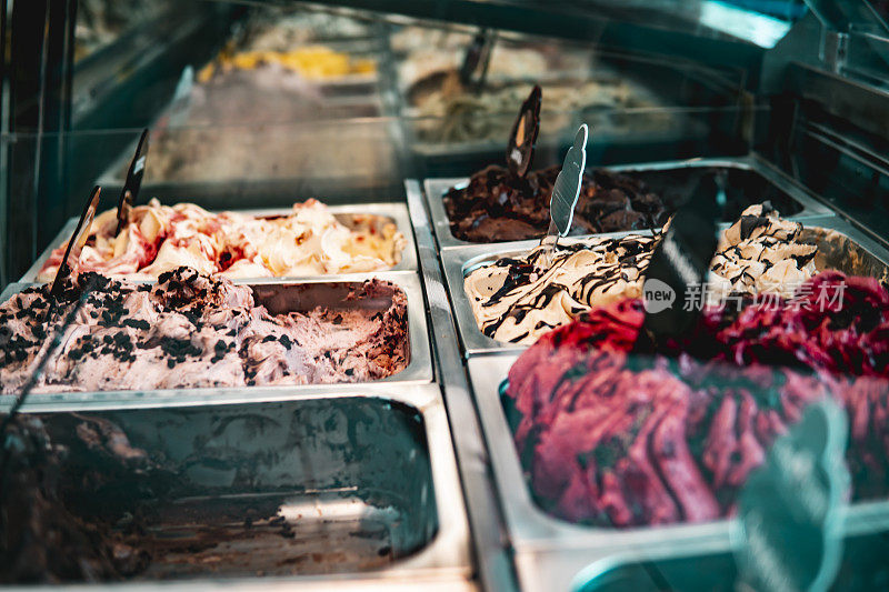 各种口味的冰淇淋装在金属容器里