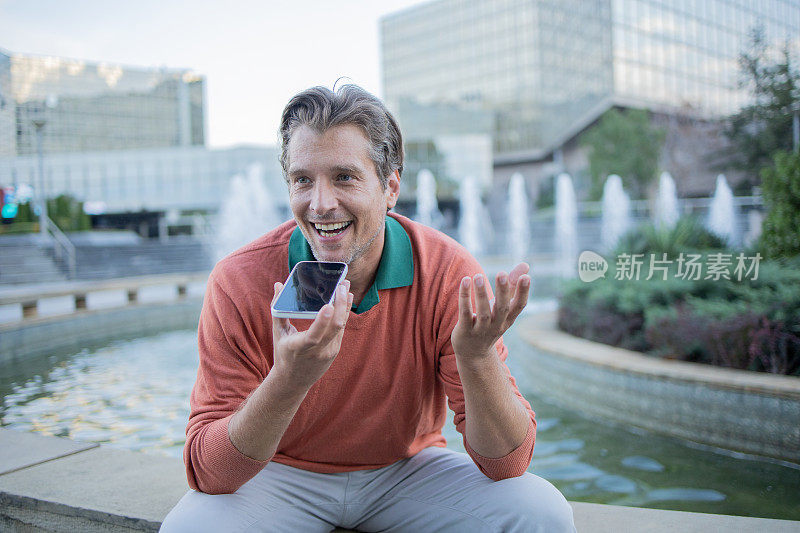 中年男子正在使用电话