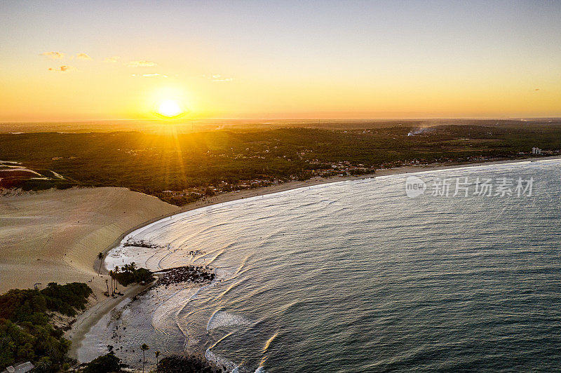 吉尼帕布海滩沙丘的日落鸟瞰图