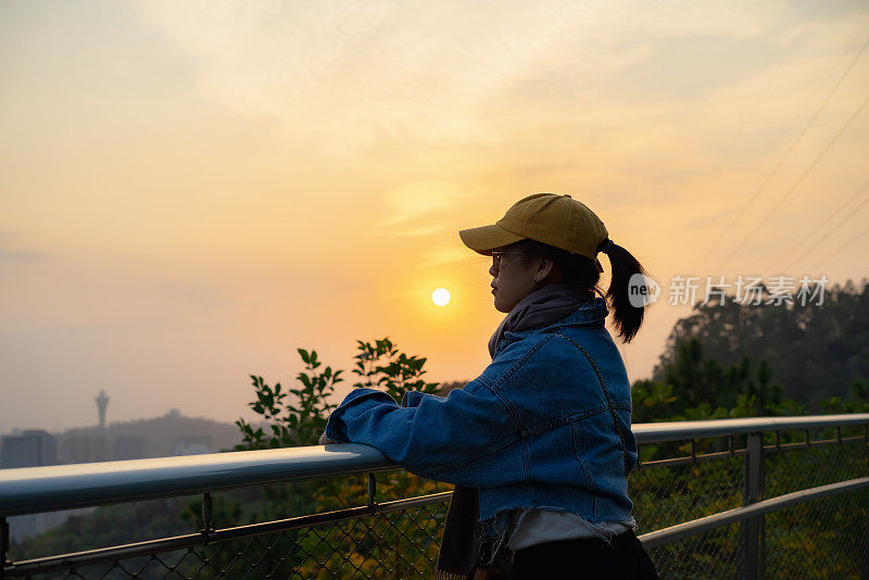 夫人欣赏日落