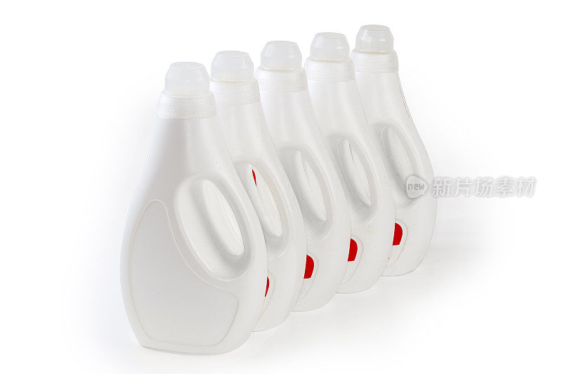 白色背景的塑料瓶装液体洗衣液