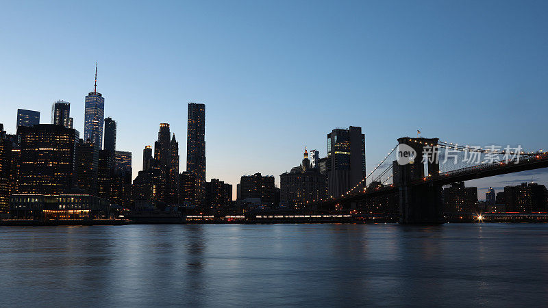 纽约市曼哈顿市中心金融区布鲁克林大桥市景