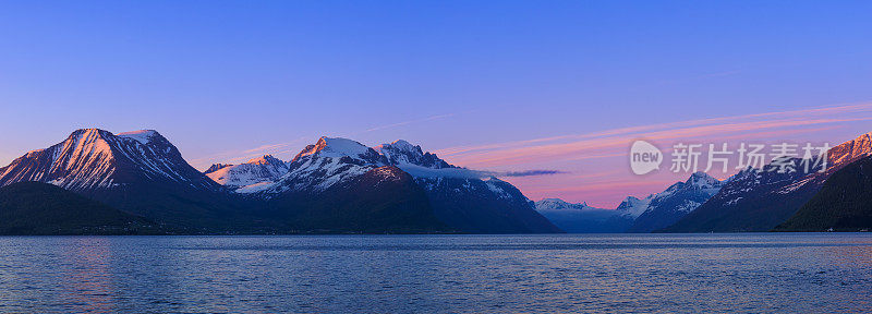 挪威奥勒松附近Storfjorden和Hjørundfjorden山脉的黎明景观