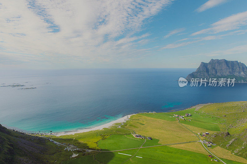 鸟瞰罗浮敦群岛海边和山上的风景村庄