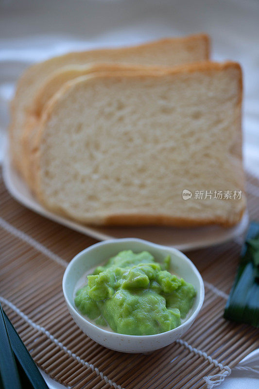 泰式甜点:面包和香香的香兰蛋奶