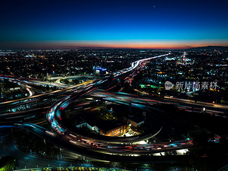 日落后洛杉矶高速公路上的交通-鸟瞰图