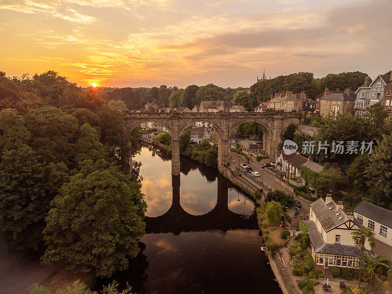 英国约克郡北部的Knaresborough的鸟瞰图，展示了城镇中心、Nidd河和铁路高架桥。用0级无人机拍摄的。