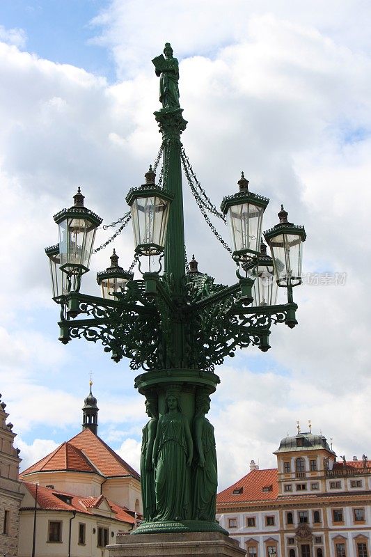 捷克共和国-布拉格-马拉斯特拉纳-哈拉德坎尼区的老街灯