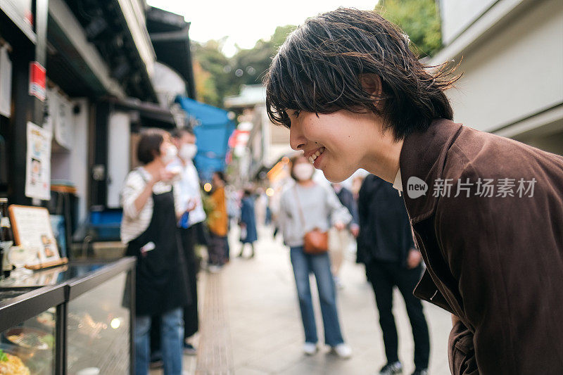 走在江野之岛购物街上的年轻女子